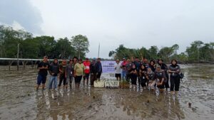 Kegiatan penanaman 100 bibit mangrove oleh mahasiswa UIN SUSKA RIAU dan masyarakat di pesisir Pantai, Api - Api (27/8/2025). (Dokpim)