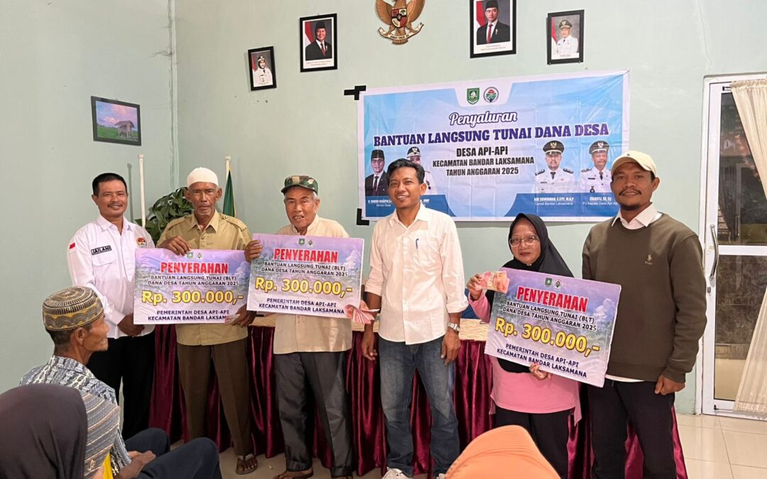 Salurkan BLT Dana Desa Tahap 3, Penjabat Kepala Desa Api – Api Didampingi Perangkatnya dan BPD Desa Api – Api