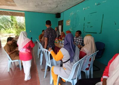 SKRINING KEBUGARAN JASMANI DAN CEK KESEHATAN GRATIS (CKG) DARI UPT PUSKESMAS TENGGAYUN DI DESA API – API